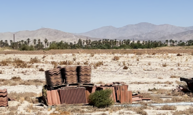 Una calle llena de basura en el Valle de Coachella: familias de la comunidad piden ayuda